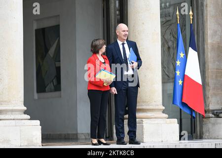 Paris, Frankreich, 29/11/2022, französische Außenministerin und Europaministerin Catherine Colonna und französische Staatssekretärin für Industrie Roland Lescure nach der wöchentlichen Kabinettssitzung im Elysee-Palast in Paris, Frankreich, am 29. November 2022. Stockfoto