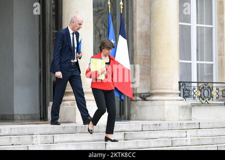 Paris, Frankreich, 29/11/2022, französische Außenministerin und Europaministerin Catherine Colonna und französische Staatssekretärin für Industrie Roland Lescure nach der wöchentlichen Kabinettssitzung im Elysee-Palast in Paris, Frankreich, am 29. November 2022. Stockfoto