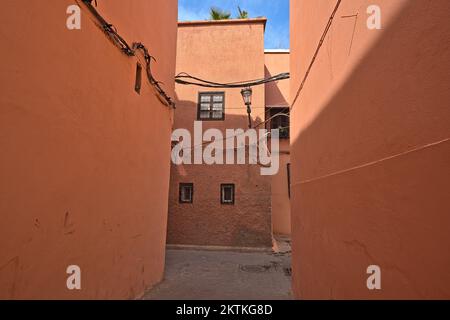 Rote Häuser in Marrakesch und eine Gasse Stockfoto