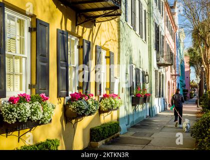 Rainbow Row, East Bay Street, historische farbenfrohe Häuser Charleston, South Carolina, Vereinigte Staaten von Amerika Stockfoto