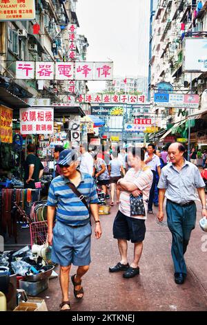 HONGKONG - 7. August 2013: Touristen und Einheimische auf einem Spaziergang entlang der Apliu Street in Sham Shui Po, Hongkong. Der Flohmarkt in der Gegend ist ein beliebter Zufluchtsort Stockfoto