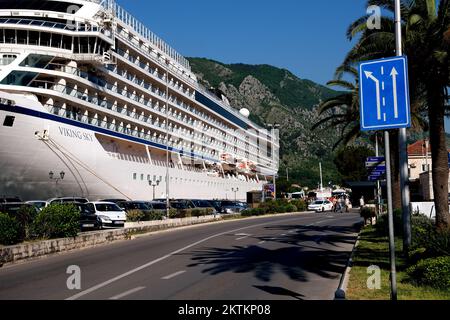 Das Kreuzfahrtschiff Viking Sky flog gegenüber der Altstadt in Kotor Montenegro Stockfoto