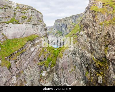 Raue Klippen am Leuchtturm von Mizen Head im Südwesten Irlands Stockfoto