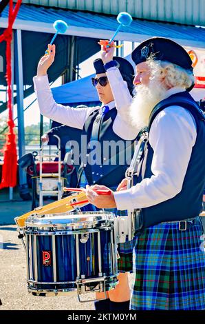 Trommler treten mit einer schottischen Pfeifenband während des jährlichen Celtic Music Festivals und der Scottish Highland Games in Gulfport, Mississippi, auf. Stockfoto