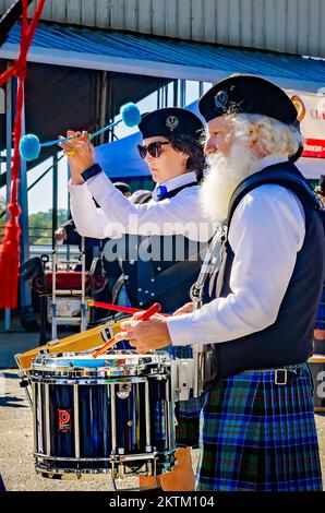 Trommler treten mit einer schottischen Pfeifenband während des jährlichen Celtic Music Festivals und der Scottish Highland Games in Gulfport, Mississippi, auf. Stockfoto