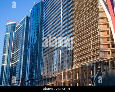 Viele Fenster. Bogen am Eingang. Hohe Gebäude. Modernes Apartmentgebäude. Stadtzentrum. Batumi. Architektonisches Ensemble Stockfoto