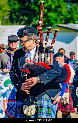 Beim jährlichen Celtic Music Festival und den Scottish Highland Games am 13. November 2022 in Gulfport, Mississippi, spielt ein schottischer Pfeifer Dudelsack. Stockfoto