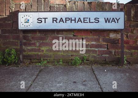 Straßenschild „St Raphael's Way“ in London im Nordwesten Londons (NW10-Postleitzahl). Stockfoto