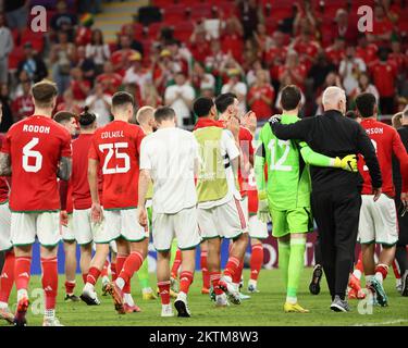 Al-Rayyan, Katar. 29.. November 2022. Spieler von Wales reagieren nach dem Spiel der Gruppe B zwischen Wales und England auf der FIFA-Weltmeisterschaft 2022 im Ahmad bin Ali Stadium in Al Rayyan, Katar, am 29. November 2022. Kredit: Lan Hongguang/Xinhua/Alamy Live News Stockfoto