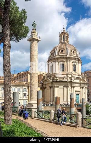 Kirche des heiligsten Namens Mariens im Forum von Trajan und Trajans Säule (Colonna Triana), Rom (Roma), Region Latium, Italien Stockfoto