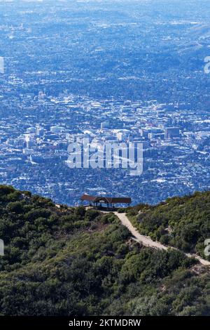 Vertikaler Blick auf den historischen Inspiration Point Lookout über der Innenstadt von Pasadena im Angeles National Forest und San Gabriel Mountains in Los A Stockfoto