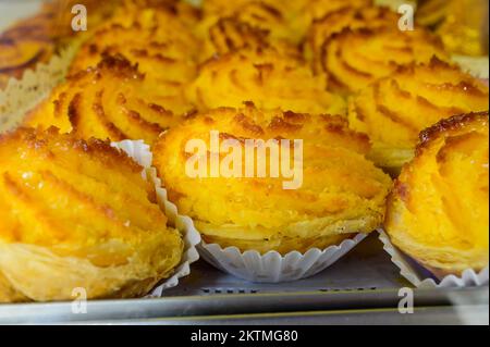 Gebackene süße Desserts Kuchen auf dem Display in der Balery in Lissabon, Portugal, Nahaufnahme Stockfoto