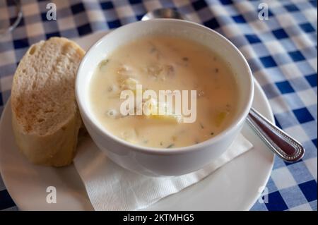 Traditionelle schottische weiße Cremesuppe, cullen-Skink aus geräuchertem Paddock-Fisch, Kartoffeln, Karotten und Lauch, Schottland Stockfoto