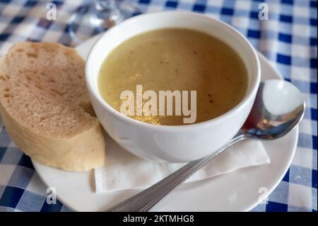 Traditionelles schottisches vegetarisches Essen für Arbeiter, Kartoffelsuppe mit Lauch, serviert im ältesten Gastro-Pub von Edinburgh, Schottland Stockfoto