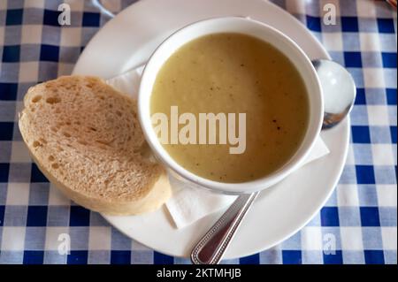 Traditionelles schottisches vegetarisches Essen für Arbeiter, Kartoffelsuppe mit Lauch, serviert im ältesten Gastro-Pub von Edinburgh, Schottland Stockfoto