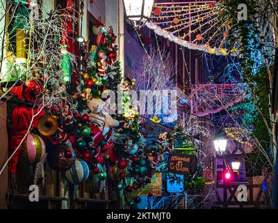 Weihnachtsdekorationen in den Straßen von Straßburg, der Hauptstadt der Weihnachten. Weihnachtsmarkt. Frankreich. Stockfoto