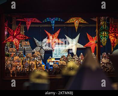 Weihnachtsdekorationen in den Straßen von Straßburg, der Hauptstadt der Weihnachten. Weihnachtsmarkt. Frankreich. Stockfoto
