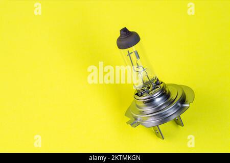 Kfz-H7-Lampe auf farbisoliertem Hintergrund Stockfoto