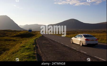 Fahrt in den schottischen Highlands bei Sonnenuntergang, Glencoe, Schottland Stockfoto