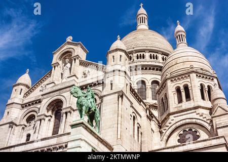 Pariser Stadtlandschaft - Blick auf die Basilika des Heiligen Herzens von Paris im Hintergrund des Himmels mit Wolken, Paris, Frankreich Stockfoto