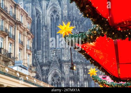 Urlaubsstadt - Blick vom Weihnachtsmarkt am Kölner Dom Stockfoto