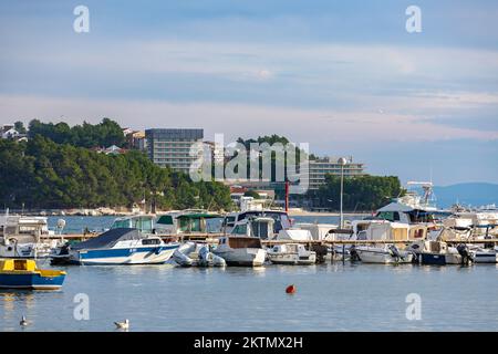Der Blick vom Dorf Stobreč auf Podstrana. Boote und Yacht in der Adriaküste. 5-Sterne-Hotels Le Meridien und Marina XII im Hintergrund Stockfoto
