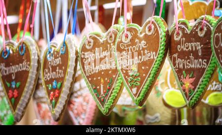 Festliches Stadtbild - Blick auf die Weihnachts-Lebkekse auf dem Weihnachtsmarkt in Wien, Österreich Stockfoto