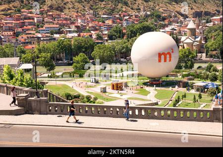 Tiflis, Georgien - 07 23 2022: Die Menschen, die entlang der Nikoloz Barataschwili Rise Street in zentraler historischer Nachbarschaft Avlabari der Hauptstadt von Georgien spazieren Stockfoto