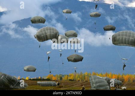 Pordenone, Italien. 16.. November 2022. USA Fallschirmjäger des 2.. Bataillons, des 503.. Fallschirm-Infanterie-Regiments, der 173.. Luftwaffe, steigen nach dem Verlassen der USA in die Frida Drop Zone, Pordenone, Italien ab Air Force C-130 Hercules-Flugzeug vom 86.. Luftwaffe während des Flugbetriebs am November. 16, 2022. Die 173.. Brigade ist die USA Armee-Notfalleinsatztruppe in Europa, fähig, Einsatzkräfte überall in den USA zu projizieren Zuständigkeitsbereiche der Kommandos Europa, Afrika oder Zentralafrika. Kredit: USA Army/ZUMA Press Wire Service/ZUMAPRESS.com/Alamy Live News Stockfoto