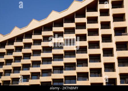 Reihen von Hotelbalkonen, Torremolinos, Costa del Sol, Spanien. Stockfoto