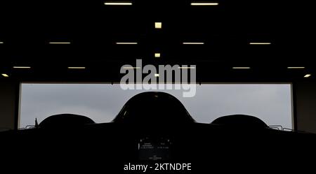 Ein B-2 Spirit Tarnbomber, der dem 509. Bombenflügel zugeteilt wurde, sitzt am Whiteman Air Force Base, Missouri, 15. November 2022. Der erste Flug der B-2 Spirit war der 17. Juli 1989. (USA Air Force Foto von Airman 1. Class Hailey Farrell) Stockfoto