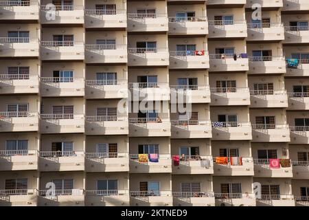 Reihen von Hotelbalkonen, Torremolinos, Costa del Sol, Spanien. Stockfoto