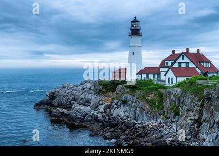 Portland Head Lighthouse und stürmische, dramatische Wolken am Morgen in Maine, USA Stockfoto