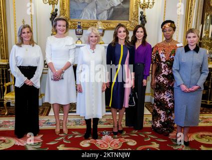 London, großbritannien, 29. November 2022, Queen Consort Camilla im Buckingham Palace in Londen, 29. November 2022, bei einem Empfang mit Königin Mathilde von Belgien, Kronprinzessin Mary von Dänemark, Sophie Gräfin von Wessex, Königin Rania von Jordanien, Foto: Royal Hashemite Court/Albert Nieboer/Niederlande OUT/Point de Vue OUT Stockfoto