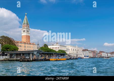 Die Skyline von Venedig. Canal Grande - Piazza San Marco mit Campanile und Dogenpalast. Stockfoto