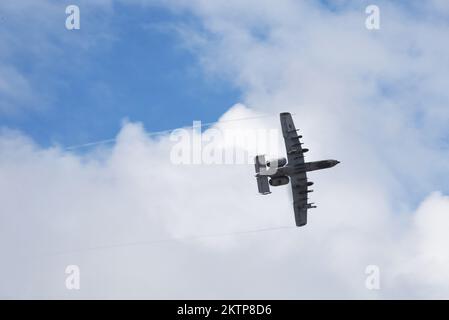 Ein 23. Expeditionary Wing A-10C Thunderbolt II Flugzeug fliegt über dem Pacific Regional Training Center auf dem Luftwaffenstützpunkt Andersen, Guam, 4. November 2022. 23.-WG-Flugzeuge wurden in der Region Indo-Pacific eingesetzt, um eine dynamische Übung zur Beschäftigung von Streitkräften zu unterstützen, die darauf abzielt, die Art und Weise, wie die US-Streitkräfte organisiert und eingesetzt werden, kontinuierlich weiterzuentwickeln, um die Interoperabilität zwischen den Mitgliedern der Alliierten und der Partnerländer zu verbessern. (USA Air Force Foto von 1. LT. Christian Little) Stockfoto