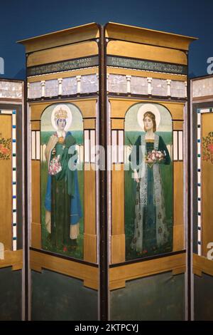 St. Elizabeth von Ungarn und St. Dorothea von George Frampton Firescreen in der Victoria Gallery in Bath England Stockfoto