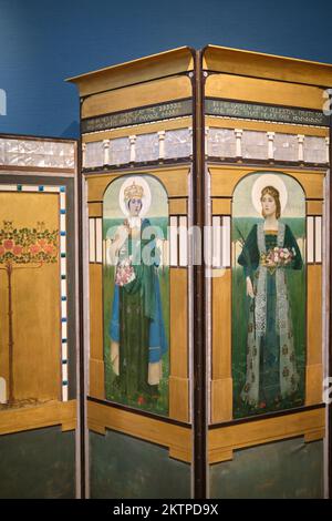 St. Elizabeth von Ungarn und St. Dorothea von George Frampton Firescreen in der Victoria Gallery in Bath England Stockfoto