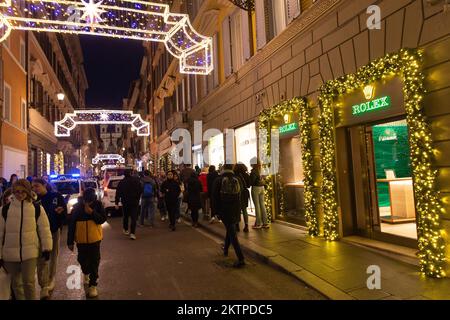 Rom, Italien. 29.. November 2022. Weihnachtslichter entlang der Via Condotti in Rom (Bild: © Matteo Nardone/Pacific Press via ZUMA Press Wire) Stockfoto