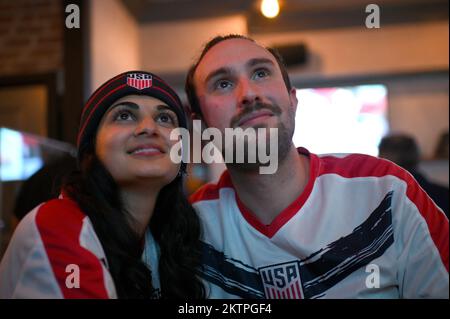 New York, USA. 29.. November 2022. US-Fußballteams Heena Frieman und Kyle Frieman nehmen am 29. November 2022 an einer Weltmeisterschaftsparty für das Spiel USA gegen Iran in der Long Acre Tavern am Times Square, New York, New York, NY, Teil. Die US-Männernationalmannschaft besiegte den Iran mit einem Sieg von 1-0. (Foto: Anthony Behar/Sipa USA) Guthaben: SIPA USA/Alamy Live News Stockfoto