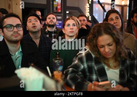 New York, USA. 29.. November 2022. Die Leute reagieren, wenn sie an einer Weltfußballparty für das Spiel USA gegen Iran in der Long Acre Tavern am Times Square, New York, NY, am 29. November 2022 teilnehmen. Die US-Männernationalmannschaft besiegte den Iran mit einem Sieg von 1-0. (Foto: Anthony Behar/Sipa USA) Guthaben: SIPA USA/Alamy Live News Stockfoto