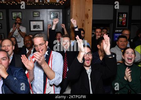 New York, USA. 29.. November 2022. Die Leute reagieren, wenn sie an einer Weltfußballparty für das Spiel USA gegen Iran in der Long Acre Tavern am Times Square, New York, NY, am 29. November 2022 teilnehmen. Die US-Männernationalmannschaft besiegte den Iran mit einem Sieg von 1-0. (Foto: Anthony Behar/Sipa USA) Guthaben: SIPA USA/Alamy Live News Stockfoto