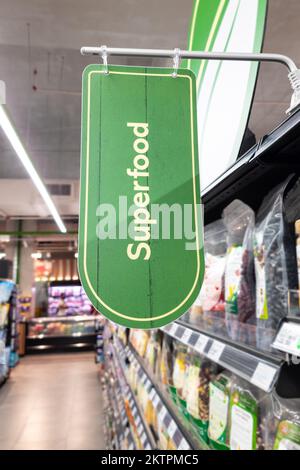 Ein Wort von Superfood im Supermarkt-Gang Stockfoto