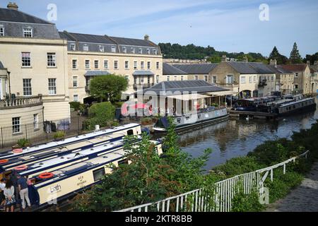 Bade-Schmalboote auf dem Kanal in Bath England Stockfoto