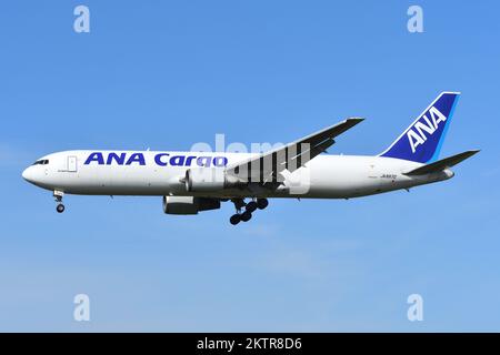 Präfektur Chiba, Japan - 18. Mai 2019: FRACHTER ANA Cargo Boeing B767-300ERF (JA8970). Stockfoto