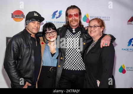 Eric Epple, Jen Ortega, Jesse Hughes, Mandi Budd, nehmen am 28. November 2022 an der 6.. Jährlichen „Laugh it Forward“-Comedy Show Teil, um „Face Forward International“ in Laugh Factory, Los Angeles, Kalifornien, zu unterstützen Stockfoto