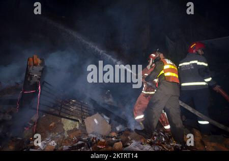 Peshawar, Khyber Pakhtunkhwa, Pakistan. 29.. November 2022. Pakistanische Feuerwehrmänner versuchen, einen Brand in einem Elektronikladen zu löschen, der aufgrund eines Stromkurzschlusses in Peshawar ausbrach. (Kreditbild: © Hussain Ali/Pacific Press via ZUMA Press Wire) Stockfoto