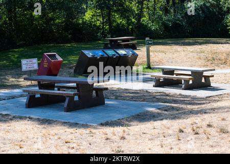 Müll- und Recyclingbehälter im Deas Island Regional Park in Delta, British Columbia, Kanada Stockfoto