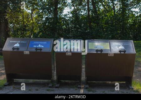 Müll- und Recyclingbehälter im Deas Island Regional Park in Delta, British Columbia, Kanada Stockfoto