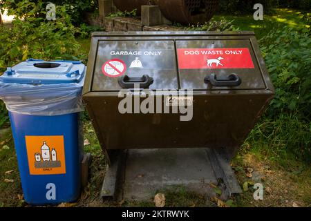 Müll- und Recyclingbehälter im Deas Island Regional Park in Delta, British Columbia, Kanada Stockfoto